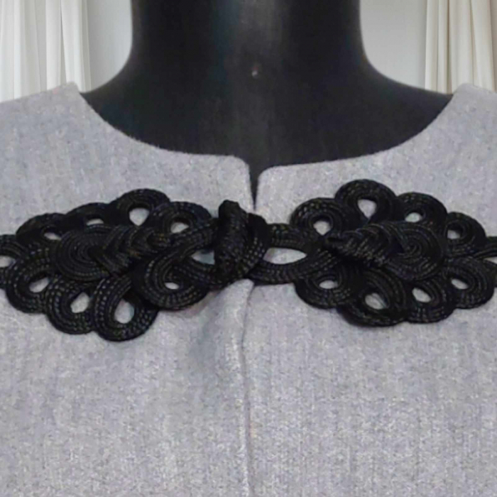 poncho-tip-pelerina-gri-pentru-sezon-rece-cu-inchidere-la-decolteu [3]