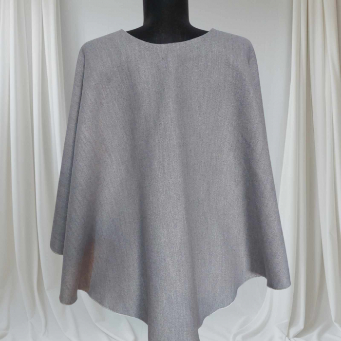 poncho-tip-pelerina-gri-pentru-sezon-rece-cu-inchidere-la-decolteu [2]