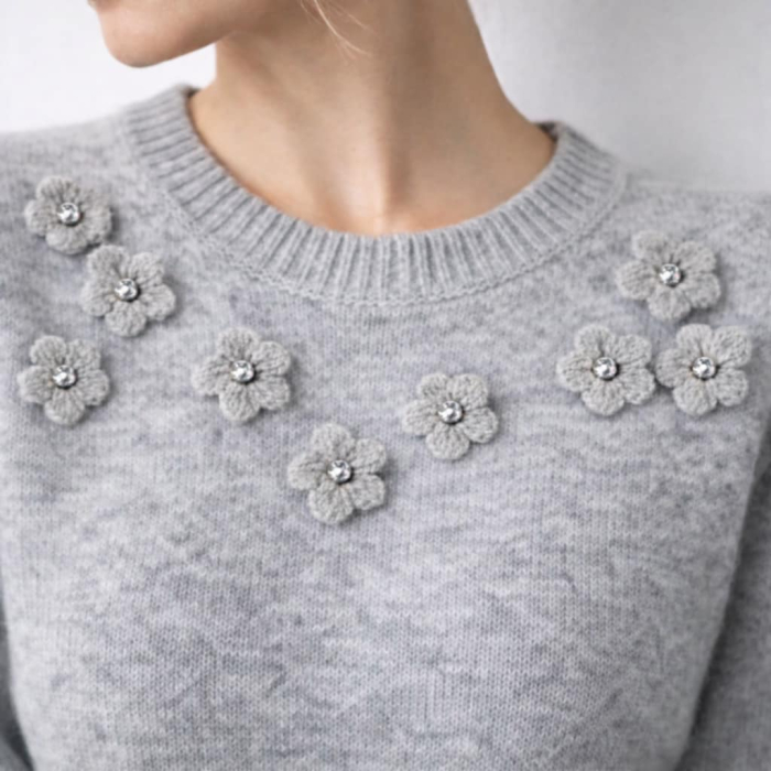 Pulover pufos gri cu aplicatii flori cu pietre argintii la decolteu [2]