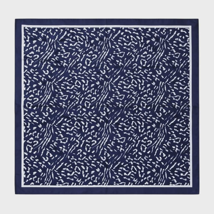 Esarfa in forma patrata din satin pe fond albastru cu model alb [2]