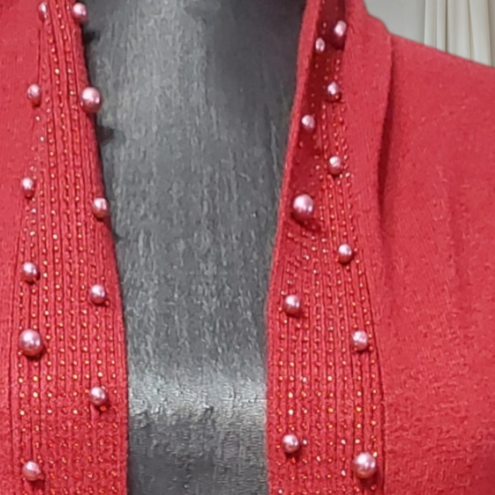 pulover-cardigan-visiniu-cu-perle-roz-pe-partea-din-fata [3]