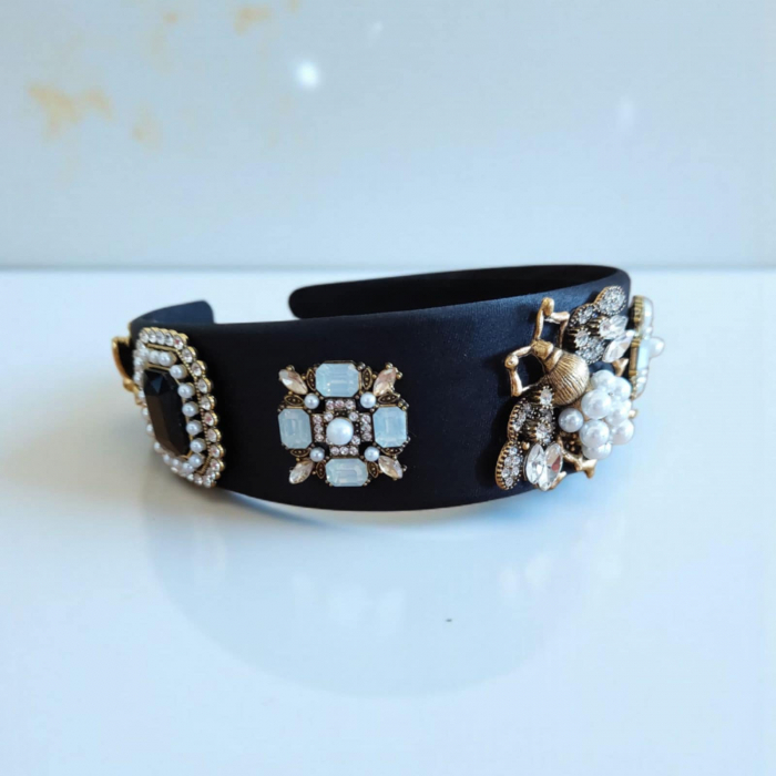 Bentita / cordeluta eleganta pe fond negru cu pietre, margele, si strasuri [1]