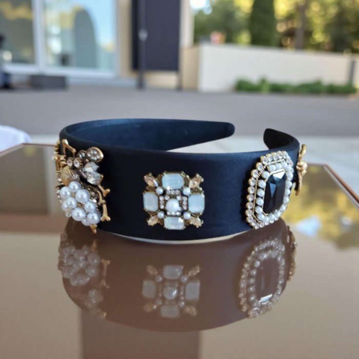 Bentita / cordeluta eleganta pe fond negru cu pietre, margele, si strasuri [3]