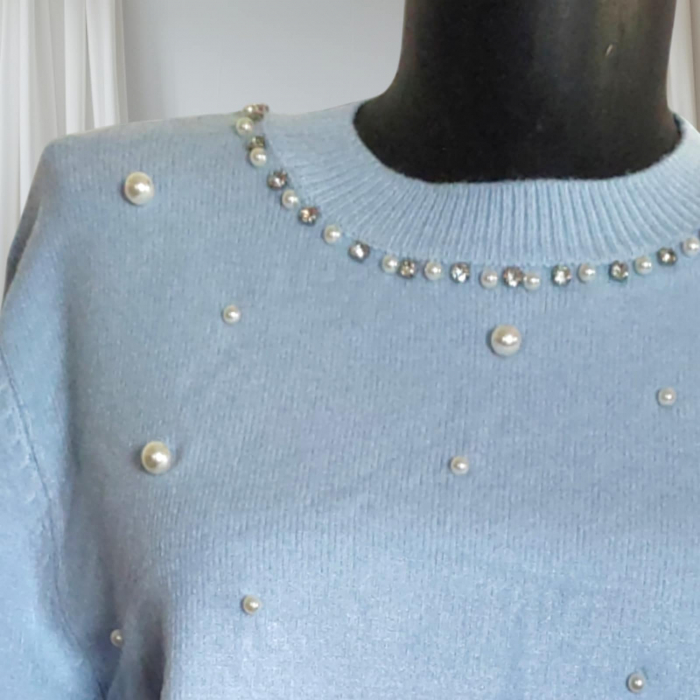 bluza-bleumarin-tricotata-cu-perle-si-stasuri-pe-fata [2]