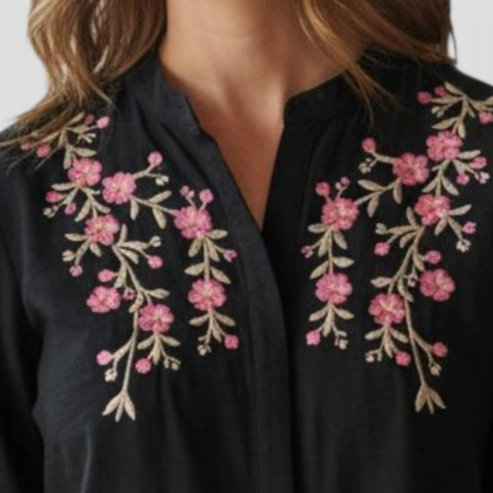 Camasa  pe fond negru cu broderie din floricele roz pietricele cusute [4]