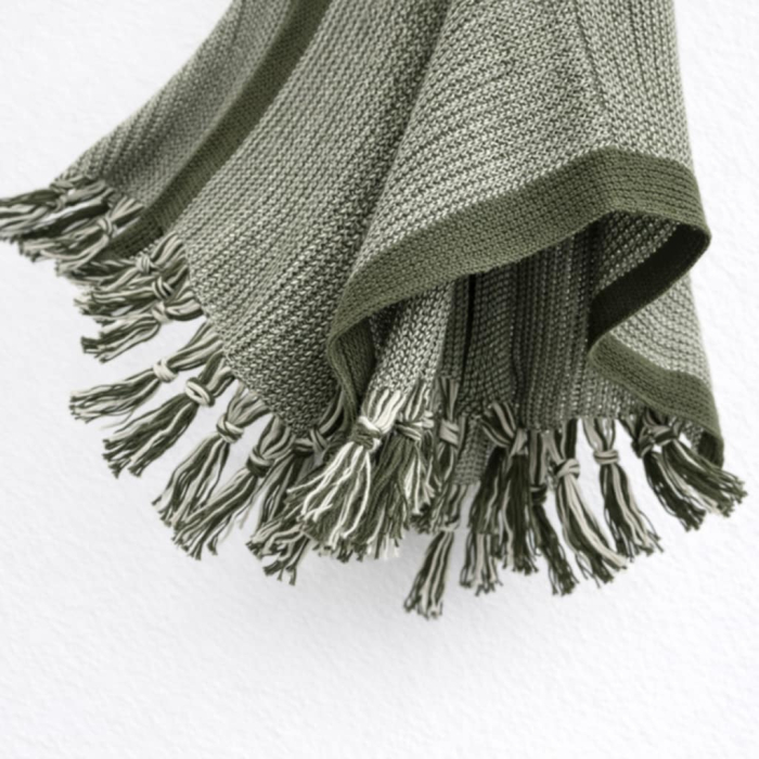 Poncho tricotat verde kaki si crem cu ciucuri la poale [4]