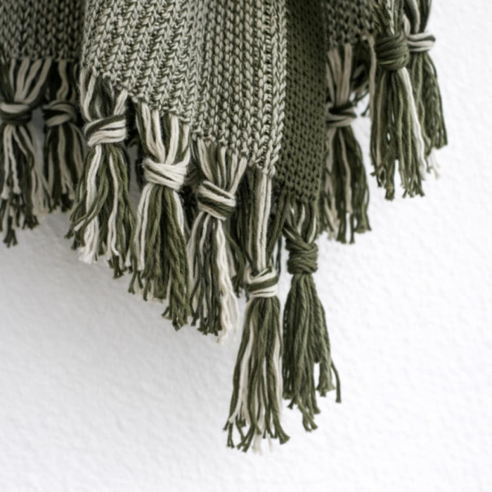 Poncho tricotat verde kaki si crem cu ciucuri la poale [3]