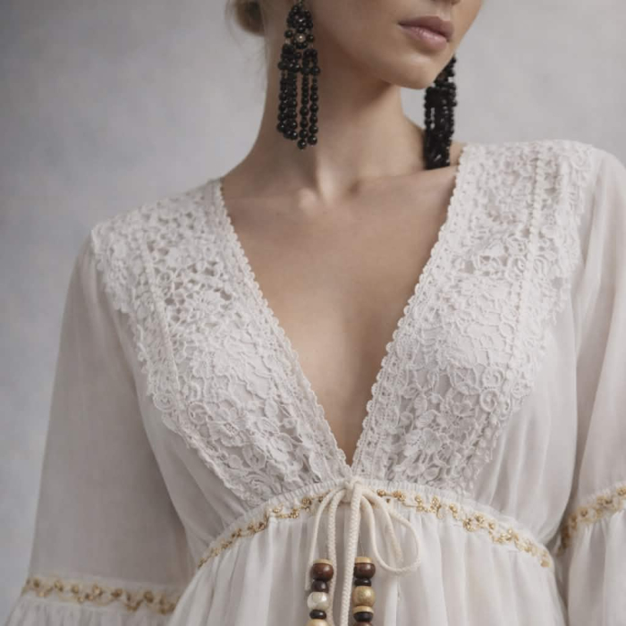 Rochie alba cu insertii de macrame la bust si broderie aurie [4]