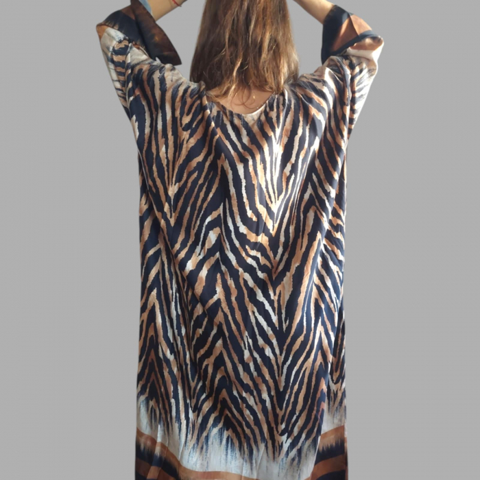 rochie-lunga-din-satin-cu-imprimeu-animal-print-si-buzunare-laterale-ascunse [2]