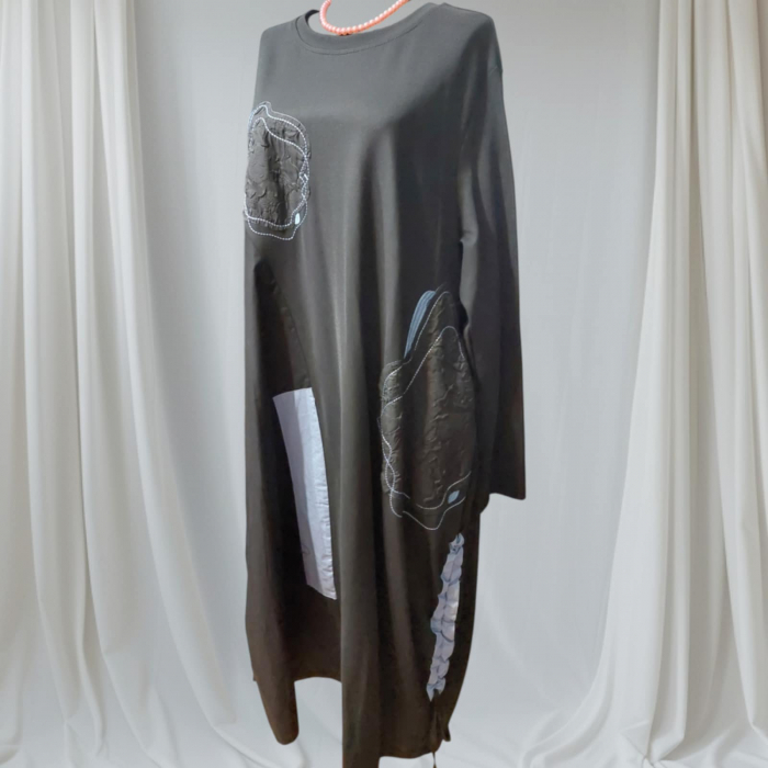 rochie-neagra-pentru-sezon-rece-cu-imprimeuri-portocalii-si-buzunare [1]