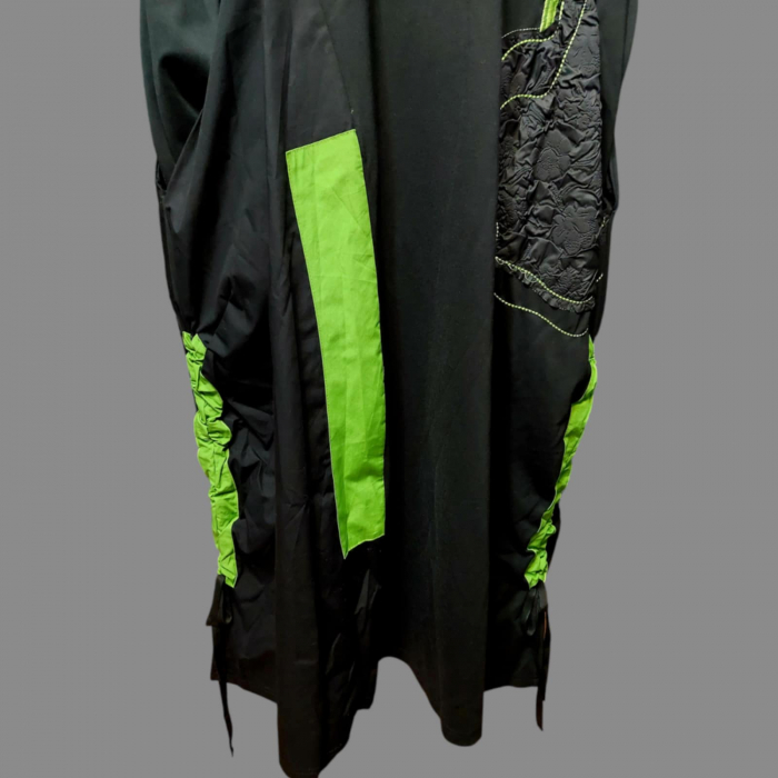 rochie-neagra-pentru-sezon-rece-cu-imprimeuri-portocalii-si-buzunare [4]
