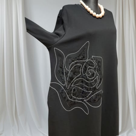 Rochie neagra forma lalea pentru sezon rece cu inserii alb si negru pe partea din fata [2]