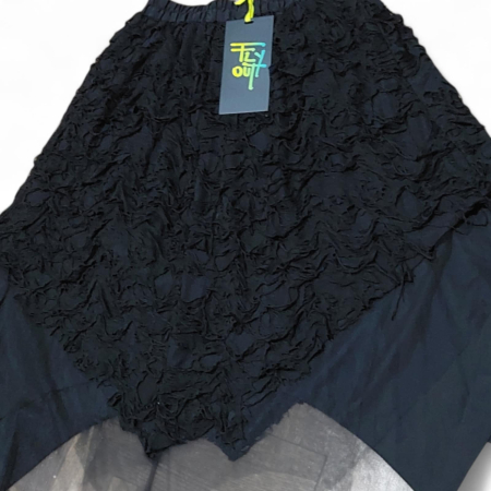 Fusta asimetrica neagra cu aspect zdrenturos si tulle [2]