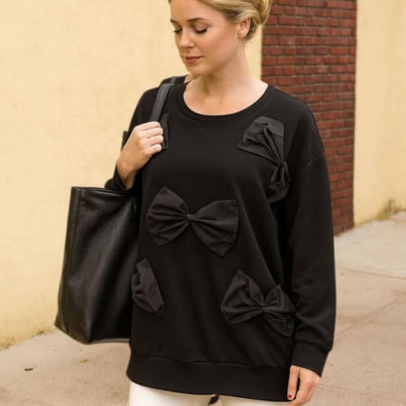 Bluze sezon rece - Bluza neagra din bumbac cu fundite din satin pe partea din fata