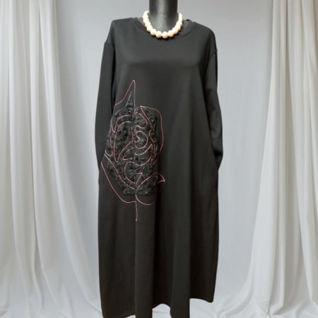 Rochii bumbac - Rochie neagra forma lalea pentru sezon rece cu inserii alb si negru pe partea din fata