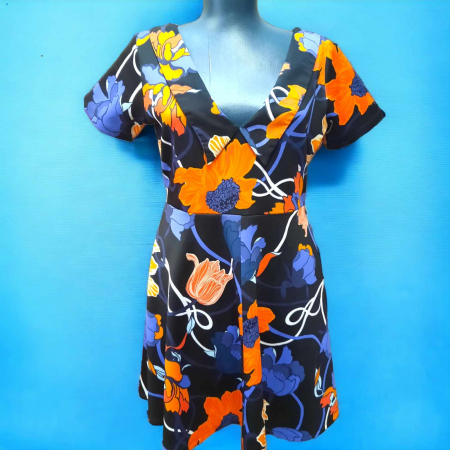 Promotii sezon cald - rochie cu decolteu generos si imprimeu floral