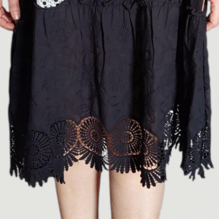 Rochie pe Fond Negru din Vascoza cu Volan si Dantela [3]