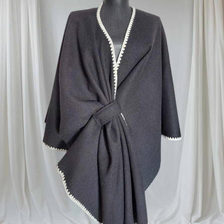 poncho-pentru-sezon-rece-brodat-pe-margini [1]