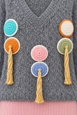 Pulover gri pufos cu anchior si  aplicatii din macrame [2]