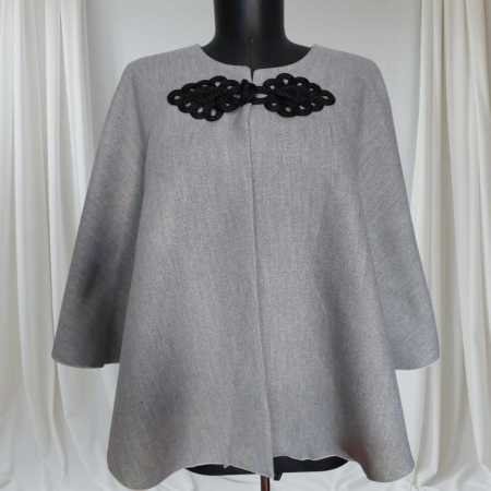 Poncho - poncho-tip-pelerina-gri-pentru-sezon-rece-cu-inchidere-la-decolteu