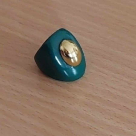 Inele - inel masiv din plastic verde cu piatra galbena