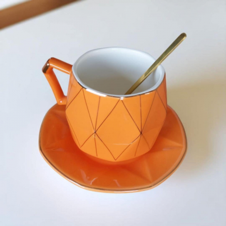 Cani/Seturi - Set Elegant din Cescuta Farfurie si Lingurita din Metal Auriu