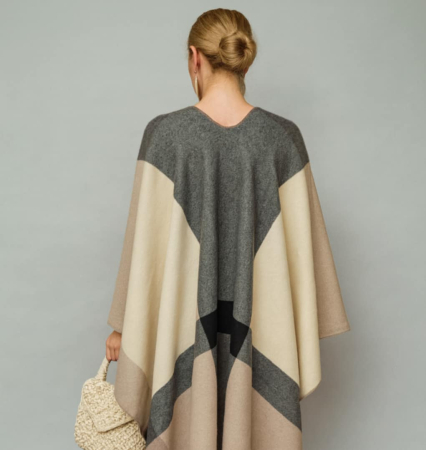 Poncho tip pelerina cu model geometric gri si crem cu franjuri [1]
