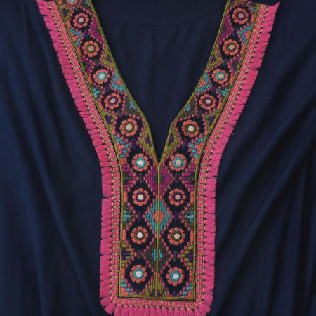 Kaftan amplu trei sferturi albastru inchis din vascoza cu ciucuri colorate pe margini [1]