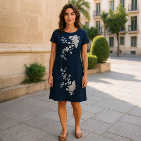 Rochii bumbac - Rochie din bumbac albastra cu broderie pe partea din fata