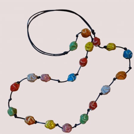 Bijuterii - colier-lung-cu-pietre-colorate-din-ceramica-insirate-pe-sfoara-cerata
