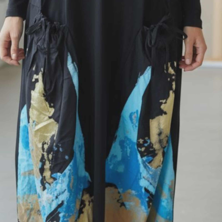 Rochie neagra midi cu imprimeu artistic albastru si auriu lejera si moderna [1]