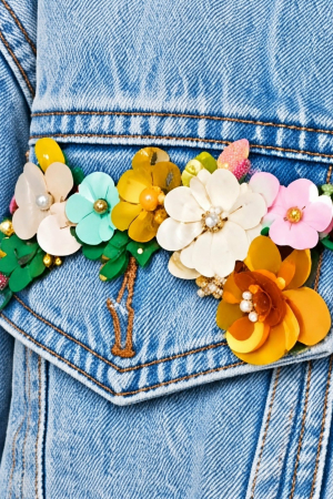 Geaca de blugi cu accesorii in forma de flori colorate [1]