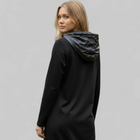 Rochie model zdrenturos sport neagra cu gluga si design lucios [3]