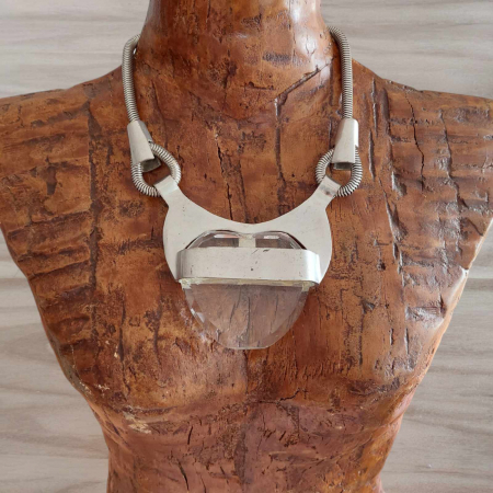 colier-masiv-la-baza-gatului-cu-pandant-in-forma-de-inima-din-sticla [1]