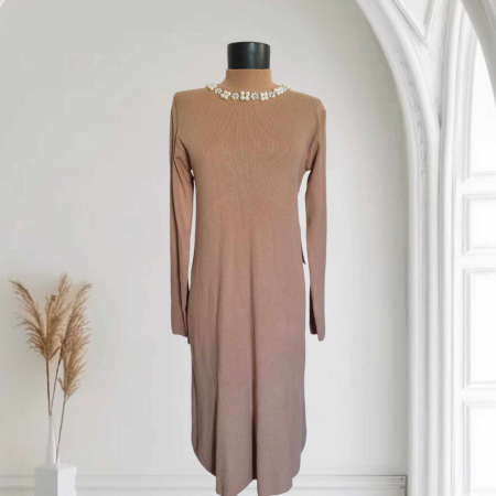 Promotii sezon rece - rochie-tricotata-cu-perle-ecologice-capsate-la-gat