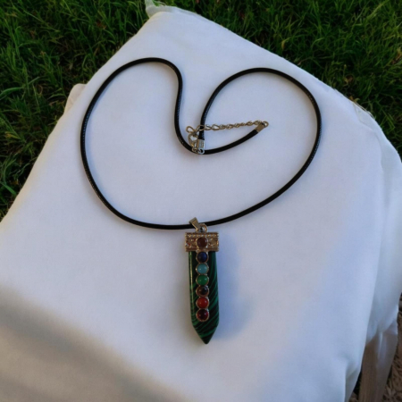 Coliere - colier-la-baza-gatului-cu-piatra-jad-si-sapte-pietre-pentru-fiecare-chakra