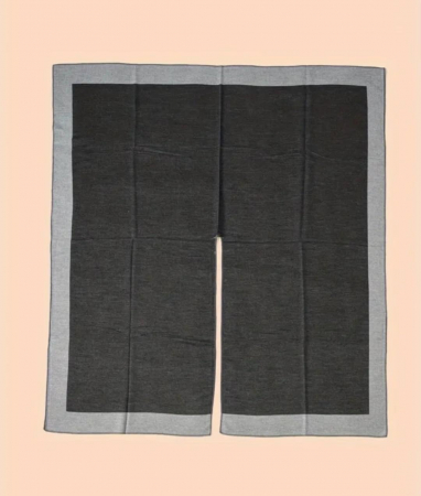 poncho-generos-pentru-sezonul-rece-gri-si-negru [1]