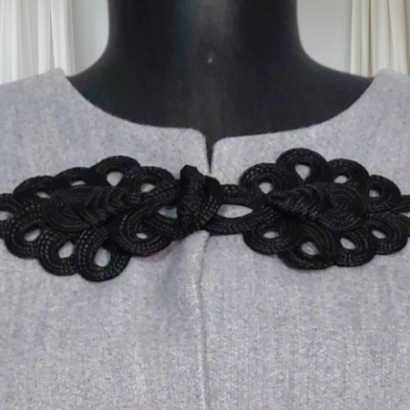poncho-tip-pelerina-gri-pentru-sezon-rece-cu-inchidere-la-decolteu [2]