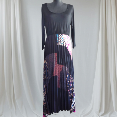 PROMOTII - rochie-lunga-asimetrica-plisata-cu-modele-colorate-pe-partea-din-fata