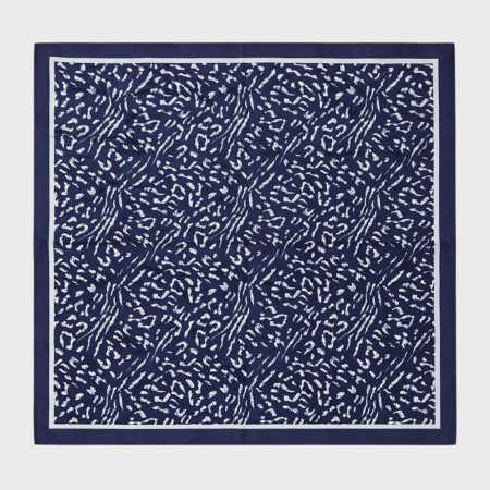 Esarfa in forma patrata din satin pe fond albastru cu model alb [1]