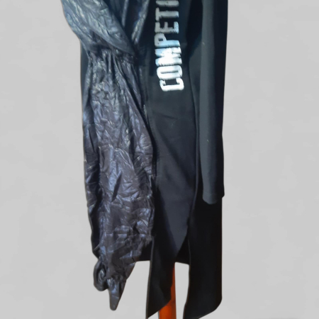 Rochie model zdrenturos sport neagra cu gluga si design lucios [2]