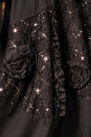Rochie neagra eleganta din vascoza cu paiete si trandafiri aplicati [3]