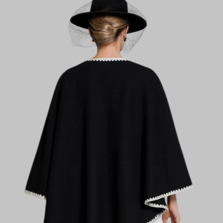 Poncho tip pelerina neagra din stofa cu bordura decorativa alba contrastanta [1]