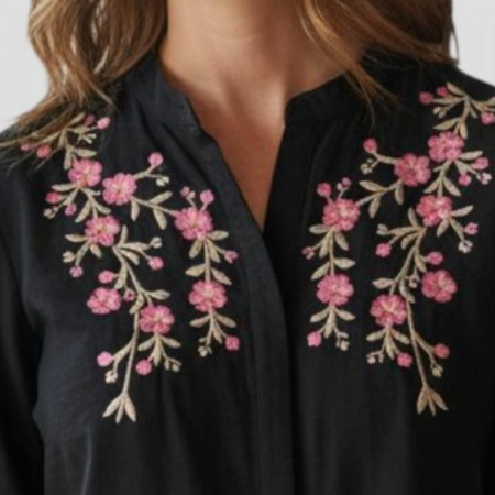 Camasa  pe fond negru cu broderie din floricele roz pietricele cusute [3]
