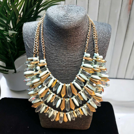 Accesorii si bijuterii - Colier masiv la baza gatului cu trei siruri de margele
