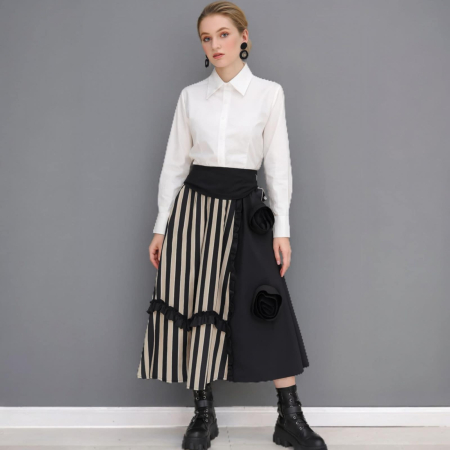 Fuste satin - Fusta Lunga din Satin cu Dungi Negri pe Fond Alb si Trandafiri Negru Cusuti