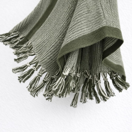 Poncho tricotat verde kaki si crem cu ciucuri la poale [3]