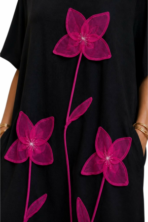 Rochie din bumbac pe fond negru cu aplicate florale ciclam [2]