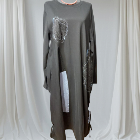rochie-neagra-pentru-sezon-rece-cu-imprimeuri-portocalii-si-buzunare [5]