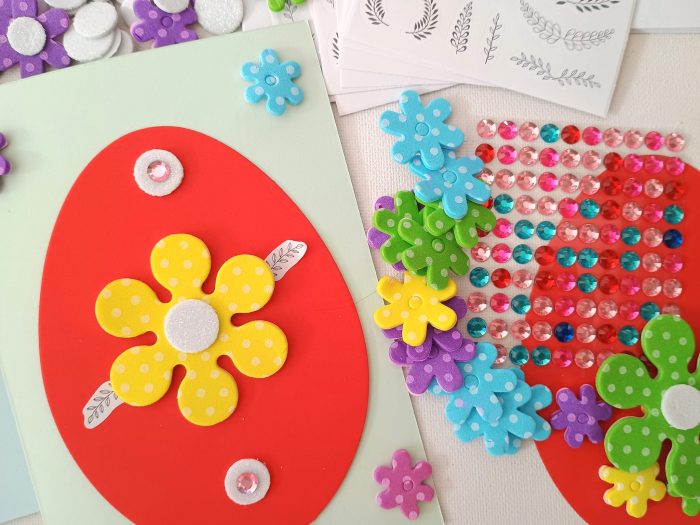 Set complet pentru confectionarea a 20 felicitari cu accesorii autoadezive - Ou roșu cu flori.  [2]